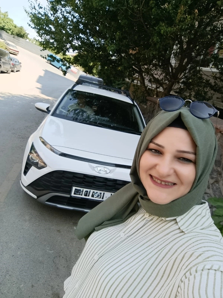 Gamze Hoca Hyundai Eğitim Aracı Önünde